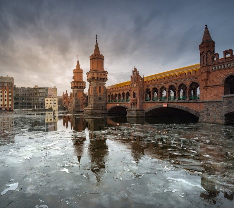 Артистический вид моста над замерзшей рекой с часовой башней (алемания, берлин, германия, nemacka)