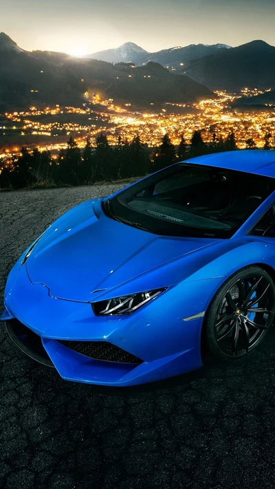 Blauer Lamborghini Huracán: Ein Supersportwagen in Bewegung vor einer nächtlichen Stadtlandschaft