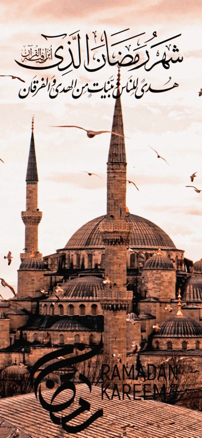 Une mosquée majestueuse silhouettée contre le ciel, avec des oiseaux en vol, incarnant l'esprit du Ramadan.