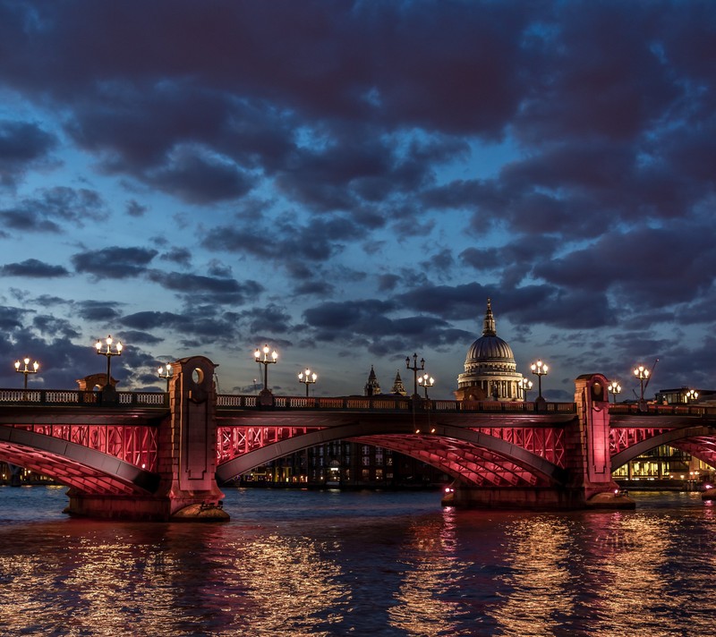 Арабский мост над водой с красным светом на нем (мост, британия, англия, england, лондон)