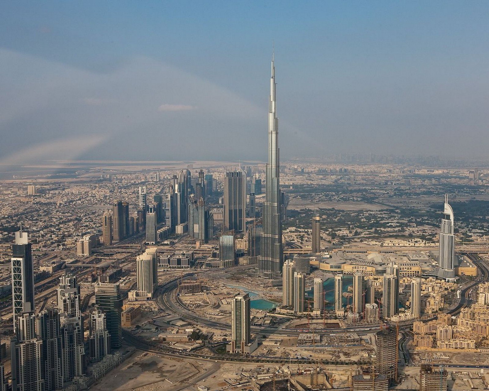 Vista panorâmica de uma cidade com um prédio alto no meio (dubai, eau, uae)