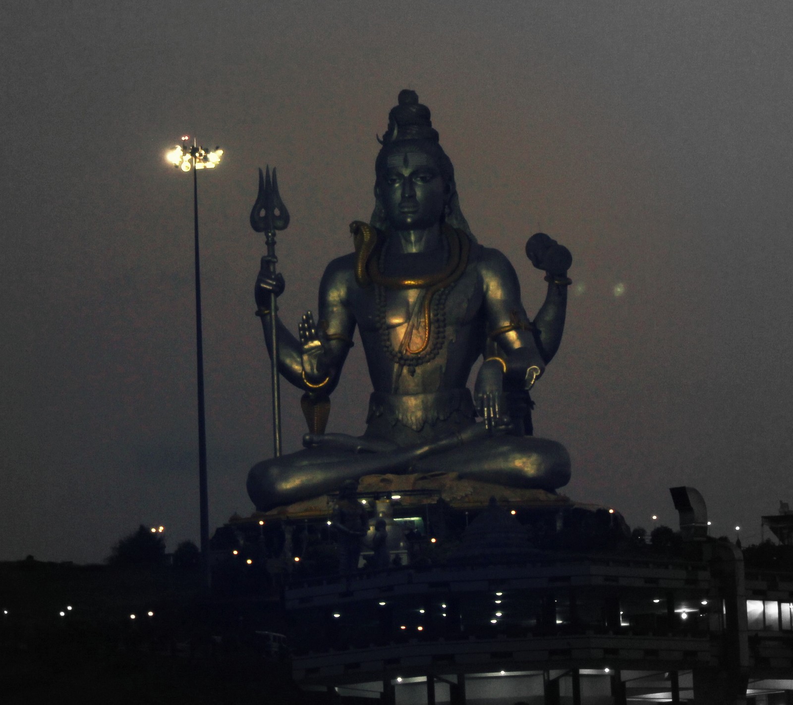 Um close-up de uma estátua de um homem sentado na posição de lótus (senhor shiva, lord shiva, religioso)