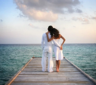 Pareja romántica abrazándose en un muelle junto al mar