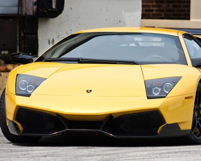 Impactante Lamborghini Murciélago amarillo capturado en un entorno urbano