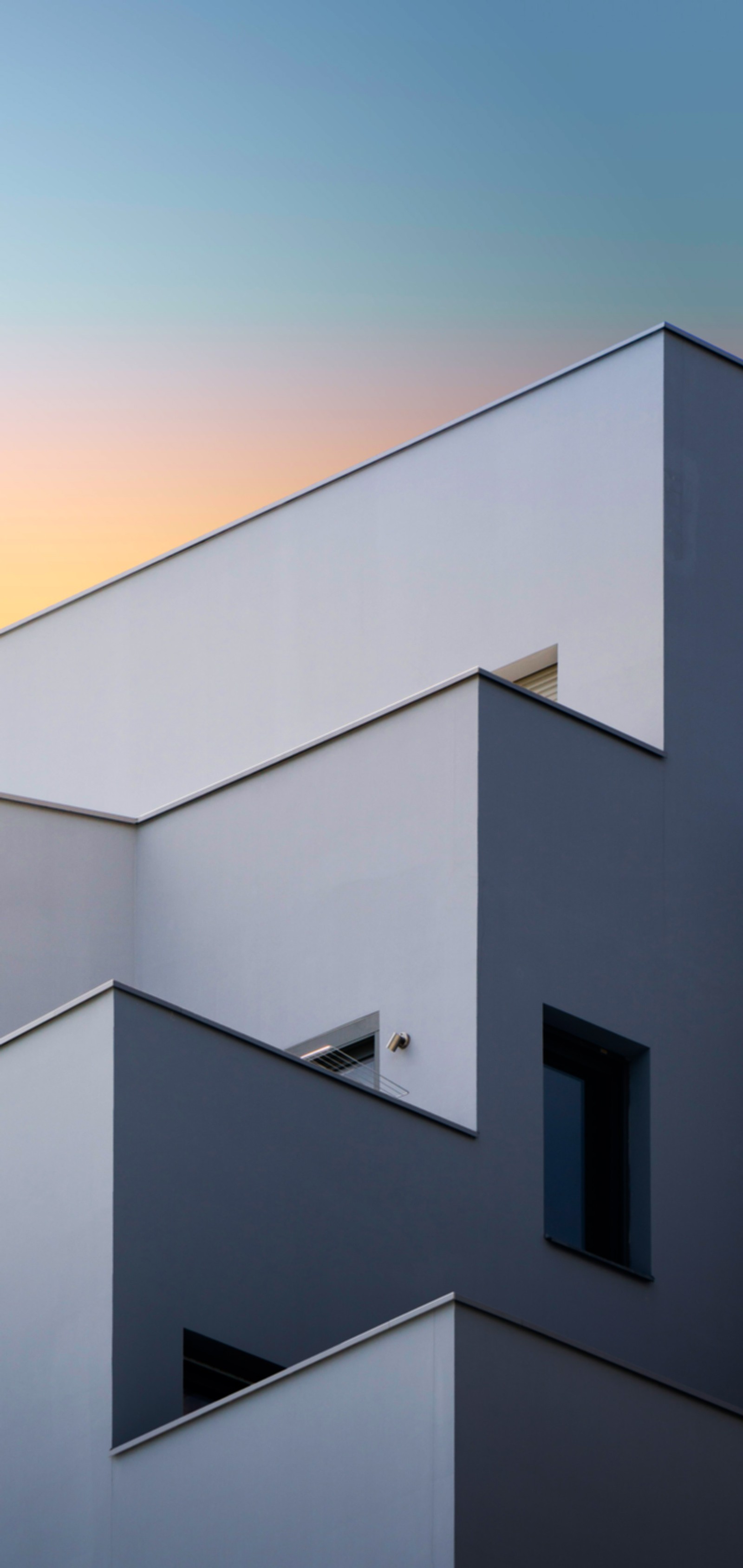 Aussicht auf ein gebäude mit einer uhr auf der spitze (architektur, gebäude, design, moderne architektur, fenster)