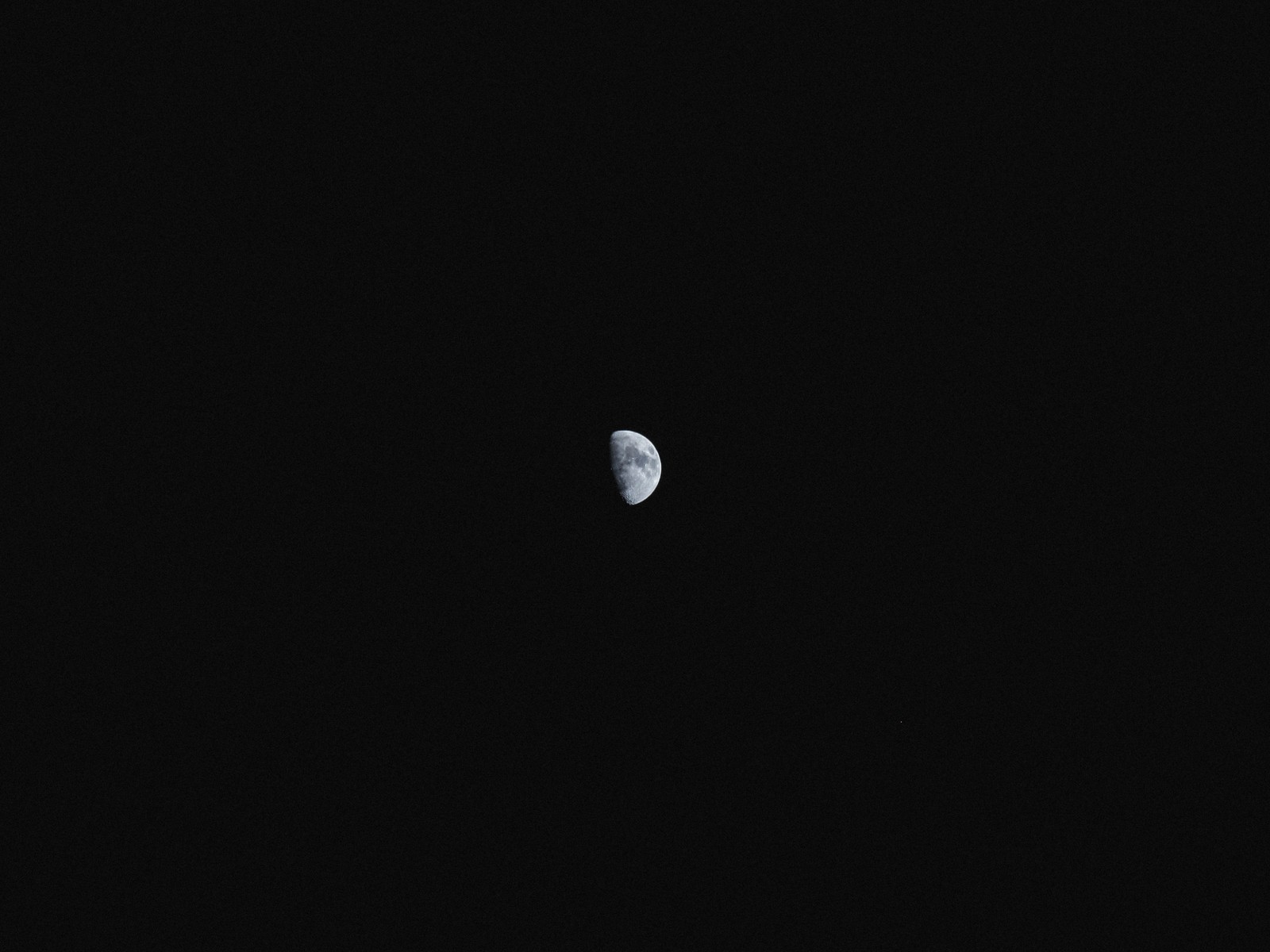 Imagen de una media luna en el cielo oscuro (negro, luna, objeto astronómico, ligero, atmósfera)