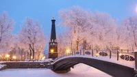 Winterwunderland: Schneeüberdeckter Park mit historischem Wahrzeichen und ruhigem Wasserweg