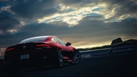 Elegante carro esportivo Audi contra um céu dramático ao anoitecer