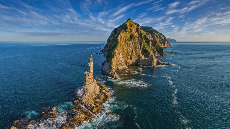 Маяк на скалистом острове на фоне синего неба. (cape aniva, маяк, россия, russia, остров)