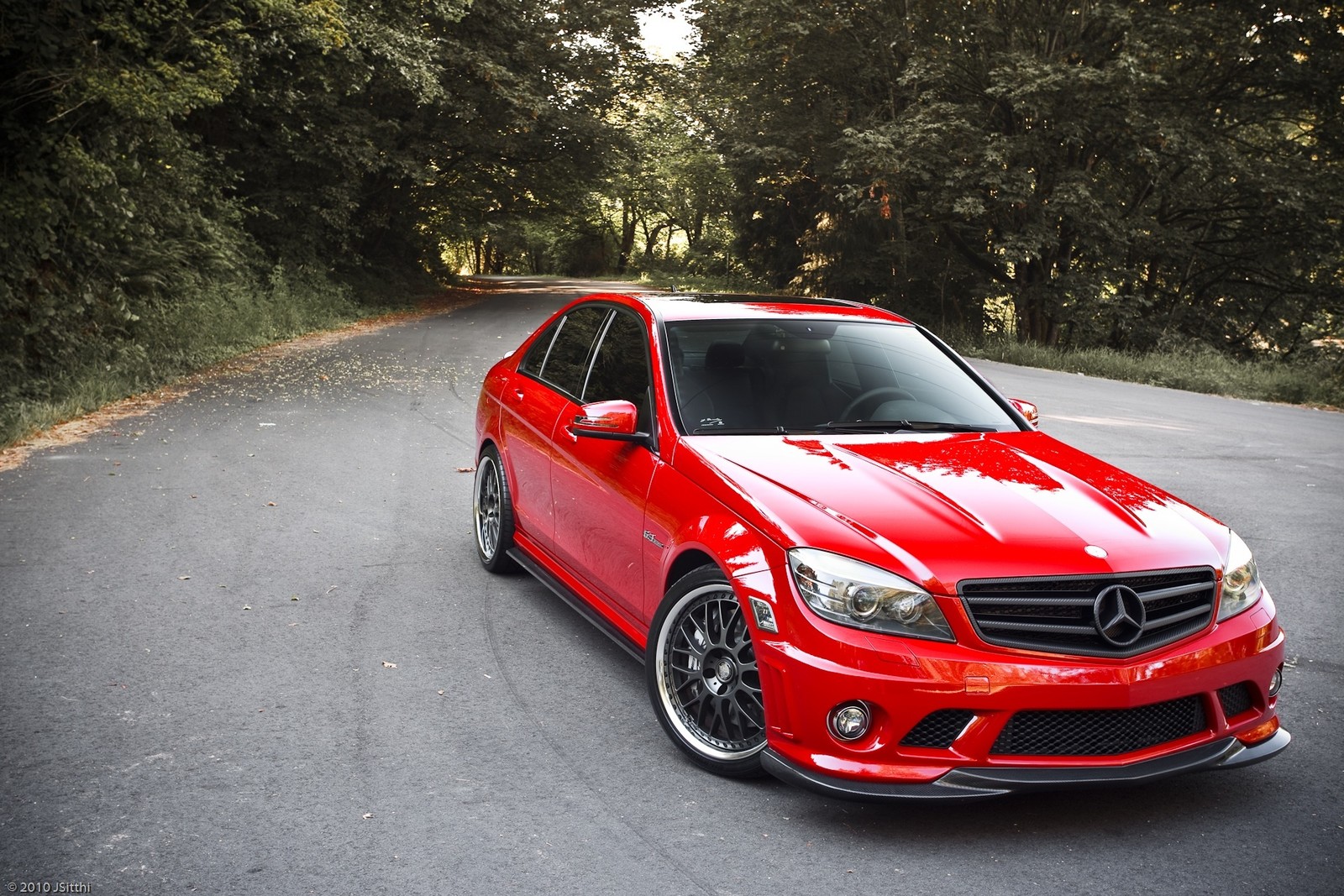 Une mercedes benz rouge (voiture, jante, pare chocs, roue, mercedes benz)