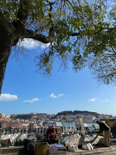 Vue pittoresque de Lisbonne avec un arbre et un artiste au travail