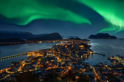 Aurora Boreal sobre el fiordo de Bergen: Un paisaje urbano nocturno