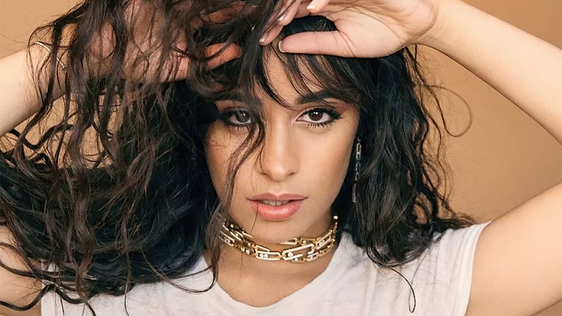 Арабская женщина с длинными волосами и цепочкой на шее (camila cabello, певец, знаменитость, женщины, девочки)