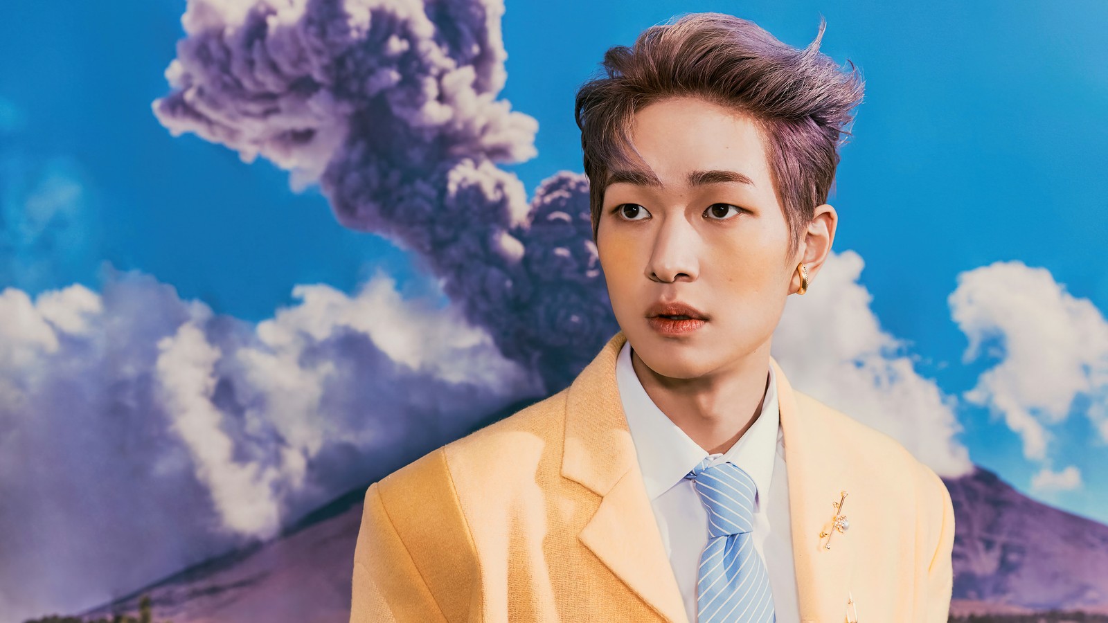 Image arabe d'un homme en costume jaune et cravate (shinee, kpop, k pop, onew, 온유)