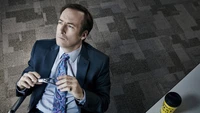 Saul Goodman em um momento contemplativo, exibindo uma mistura de charme e intriga.