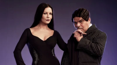 Catherine Zeta-Jones como Mortícia Addams e Luis Guzmán como Gomez Addams na série "Wednesday" de 2022 na Netflix.