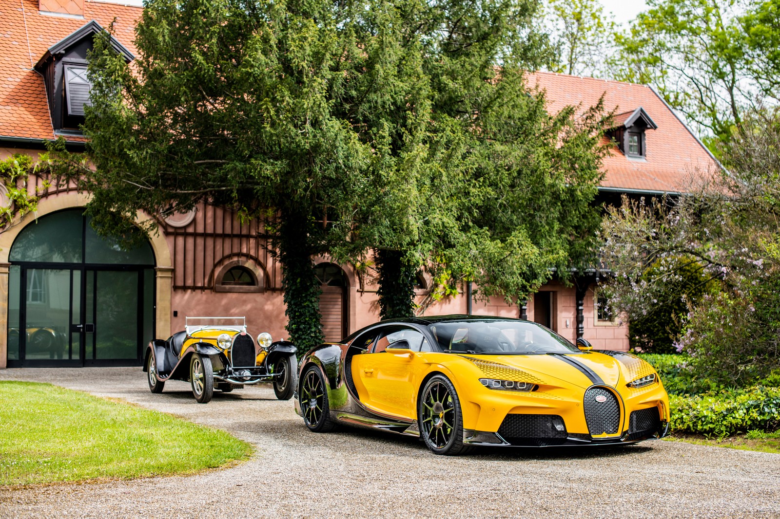 Un buggy amarillo estacionado frente a una casa con techo rojo (bugatti chiron super sport, coches únicos, 5k, 2024, coches)