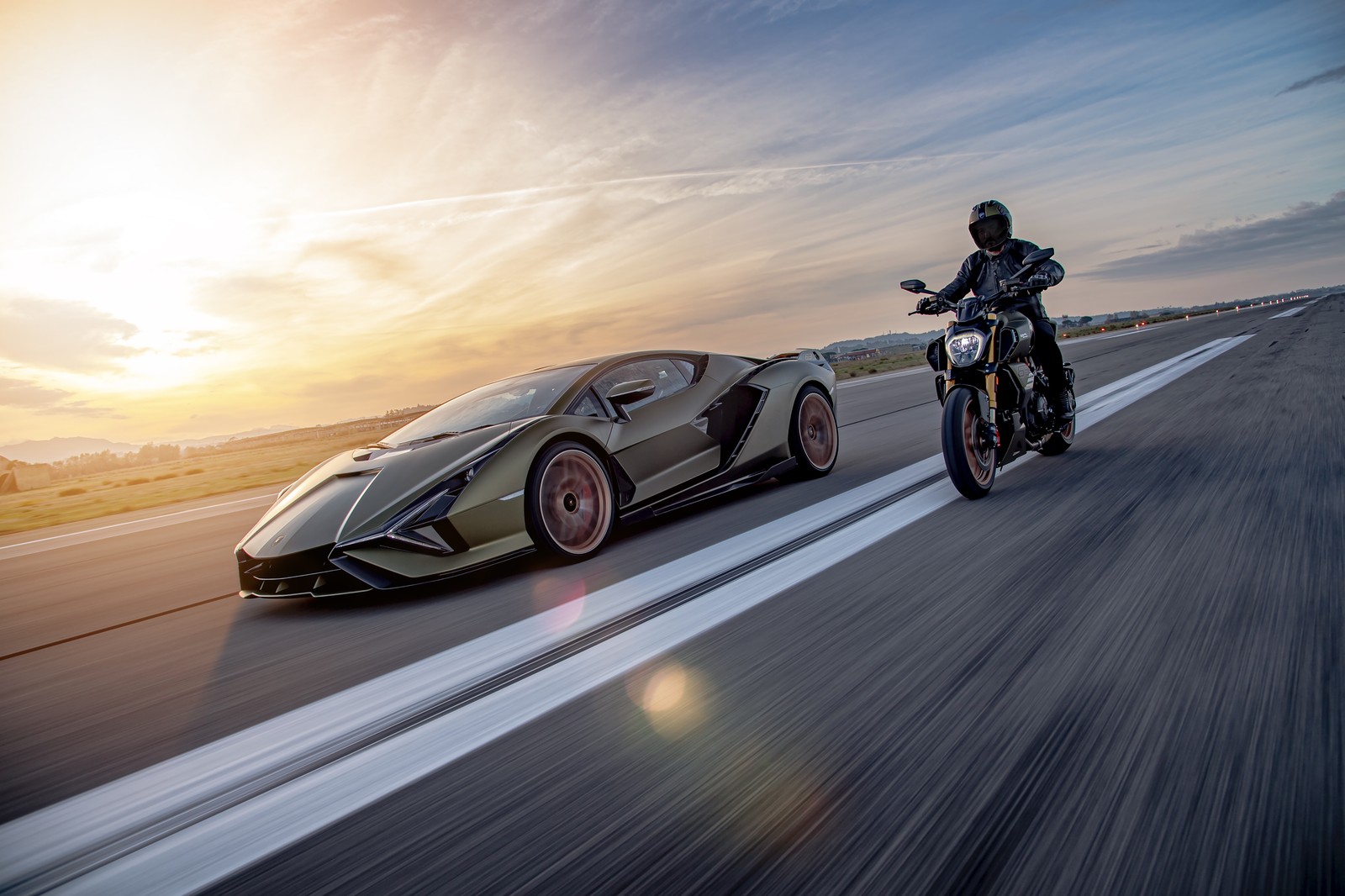 Ein sportwagen, der auf einer autobahn mit einem motorrad fährt (ducati diavel 1260 lamborghini, lamborghini sián fkp 37, rennstrecke, 2021, 5k)