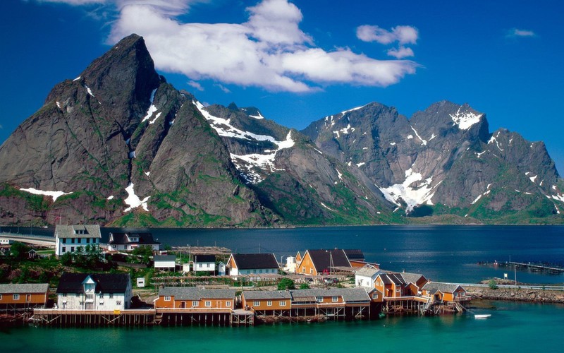 Вид на небольшой город с горами на заднем плане (лофотены, lofoten, гора, природа, горный хребет)