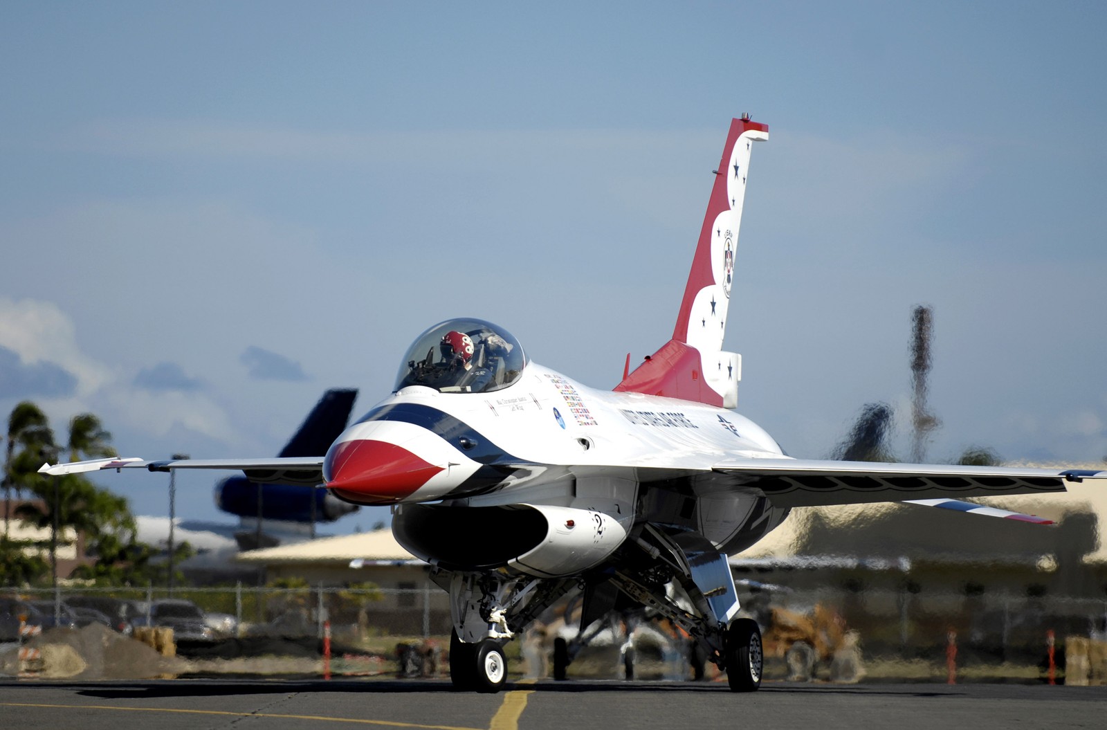 Hay un jet que está en la pista durante el día (fuerza aérea de los estados unidos, fuerza aérea, avión, aeronave, aviación)