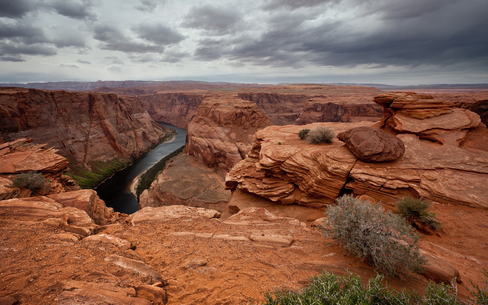 Vista panorâmica de um cânion com um rio passando por ele (monument valley, cânion, parque nacional, formação, badlands)