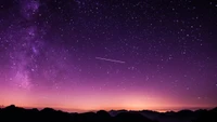 Majestoso céu noturno roxo com a Via Láctea e uma estrela cadente