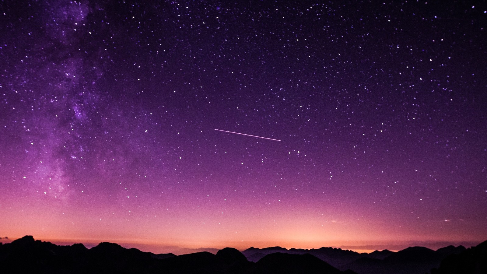 Um céu roxo com uma estrela cadente e um avião à distância (céu noturno, noite, estrela, roxo, atmosfera)