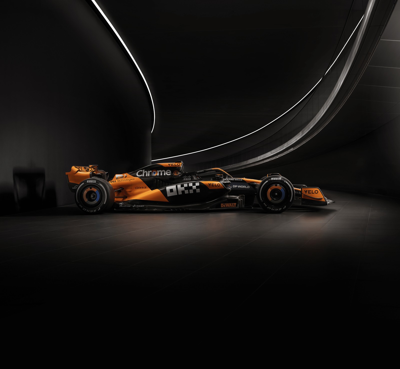 Скачать обои mclaren mcl38, 2024, f1 автомобили, тёмный фон, автомобили формулы 1