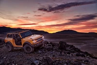 2021 Ford Bronco au coucher du soleil sur un terrain rocheux