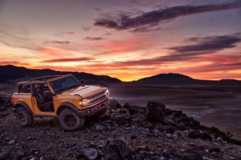 Джип припаркован на скалистой горе на фоне заката (форд бронко, ford bronco, 8k, 2021, 5k)