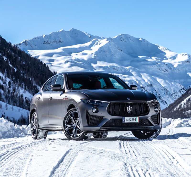 Серый масерати припаркован на снежной дороге перед горой (maserati levante trofeo, люксовый внедорожник, 5k, машины, обои 4k)