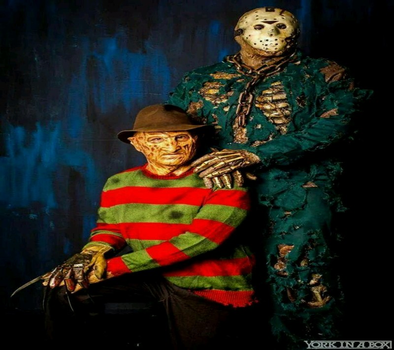 Крупный план человека в маске и костюме (фредди, freddy, пятница 13 е, джейсон, jason)