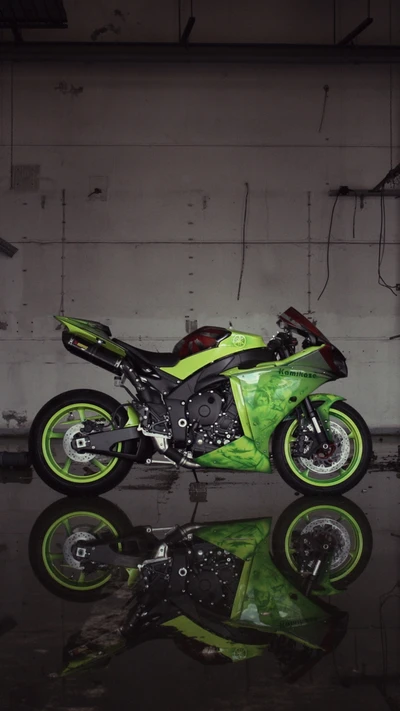 Superbike Yamaha YZF R1 élégante dans un reflet vert vibrant.