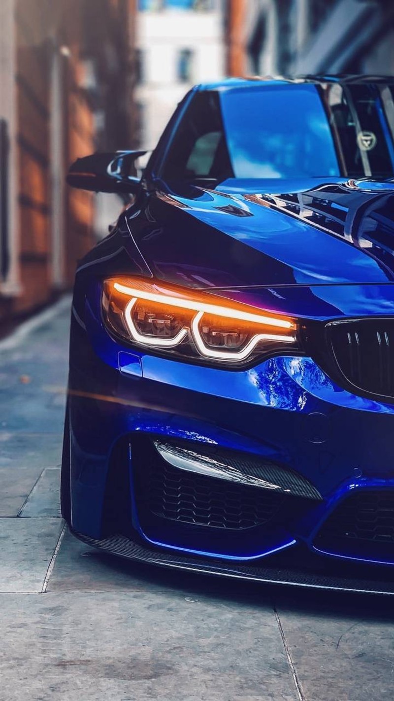 Bmw m4 купе с синим лаком и хромированными бамперами, припаркованным на городской улице (машина, bmw, синий, hd)