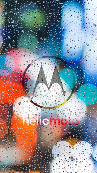 Motorola-Logo mit Regentropfen und buntem Bokeh-Hintergrund