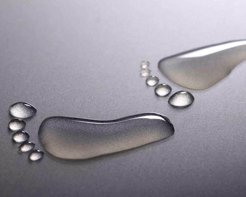 Un gros plan d'une paire de gouttes d'eau sur une surface (art, sympa, eau)