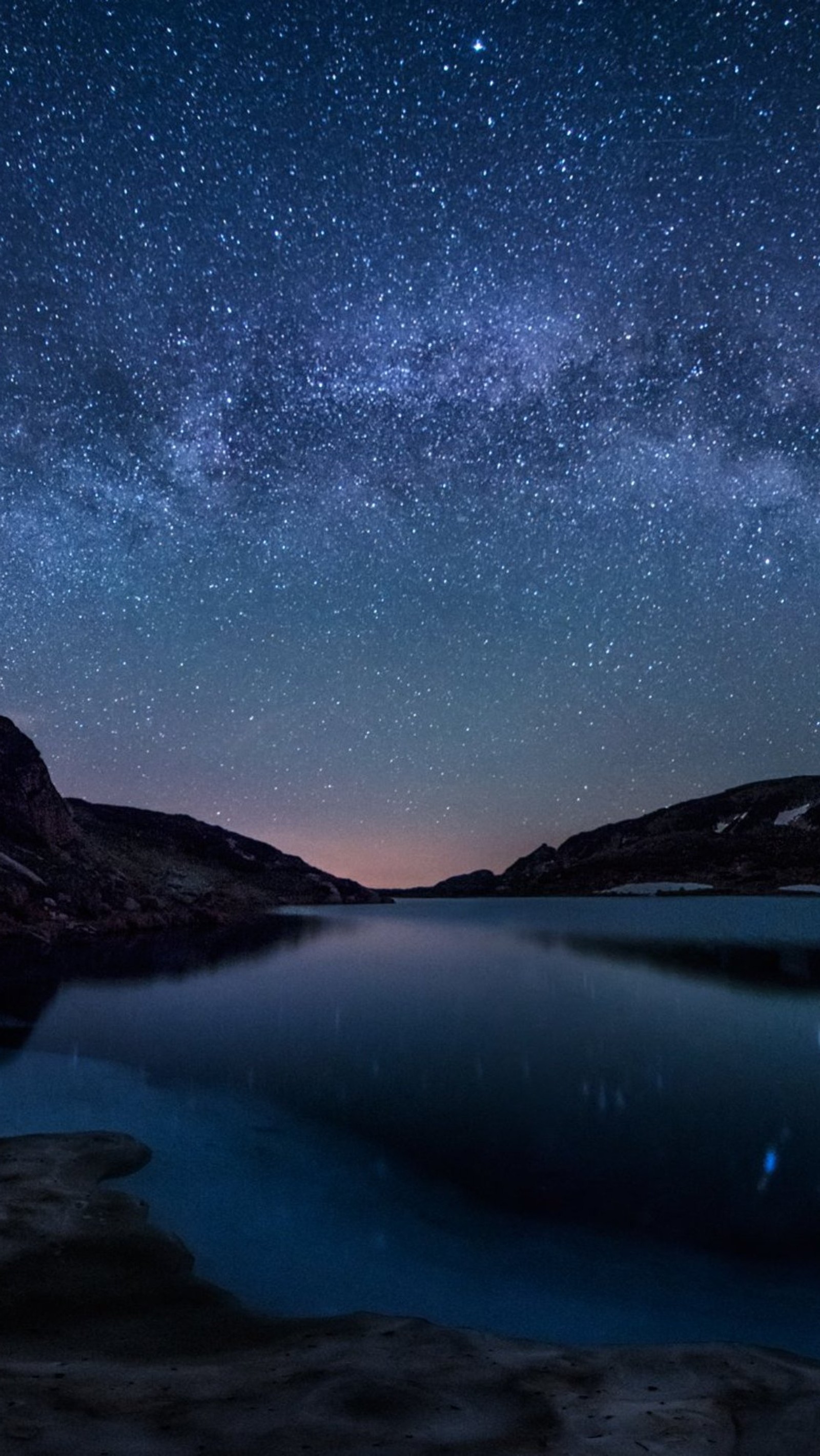 Céu estrelado sobre um lago com uma montanha ao fundo (lago, montanhas, natureza, céu, estrelas)