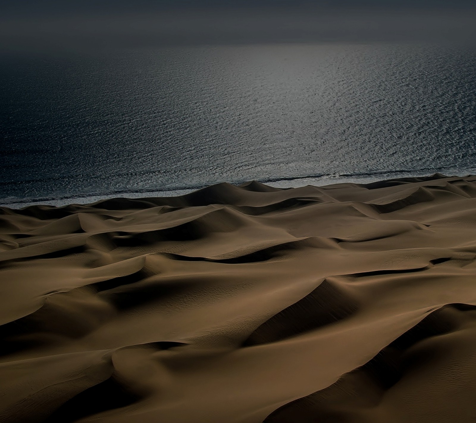 Vue aérienne d'une plage avec des dunes de sable et un plan d'eau (désert, paysage, nature)