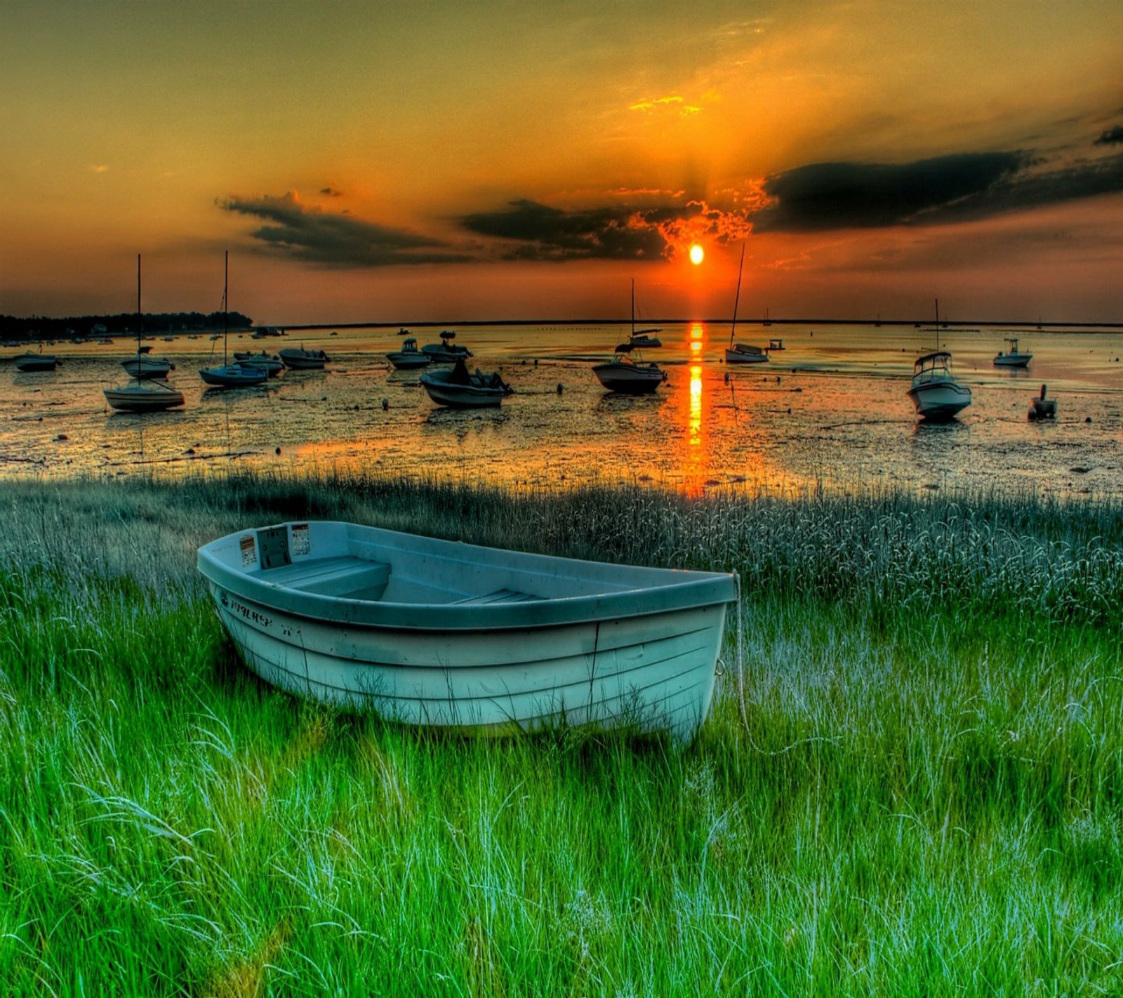 Barcos estão na água ao pôr do sol na costa (3d, praia, azul, barco, legal)