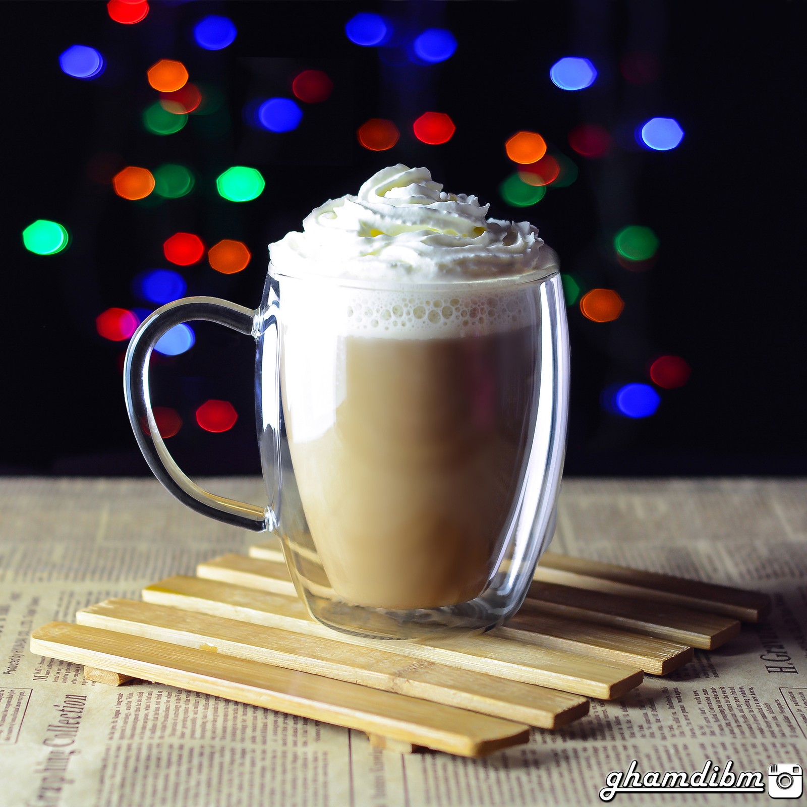 Hay una taza de café con crema batida encima (café, taza)