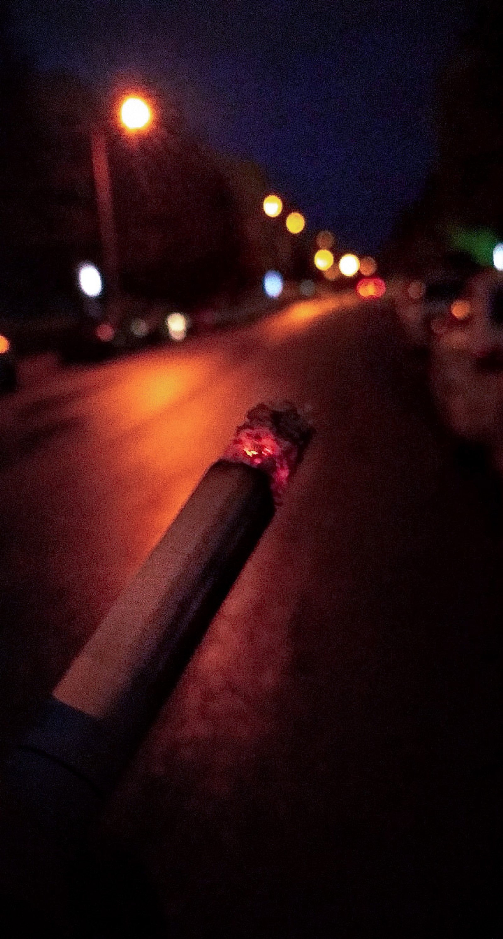 Une cigarette qui repose sur le bord de la route (ay, nuit, cigare)