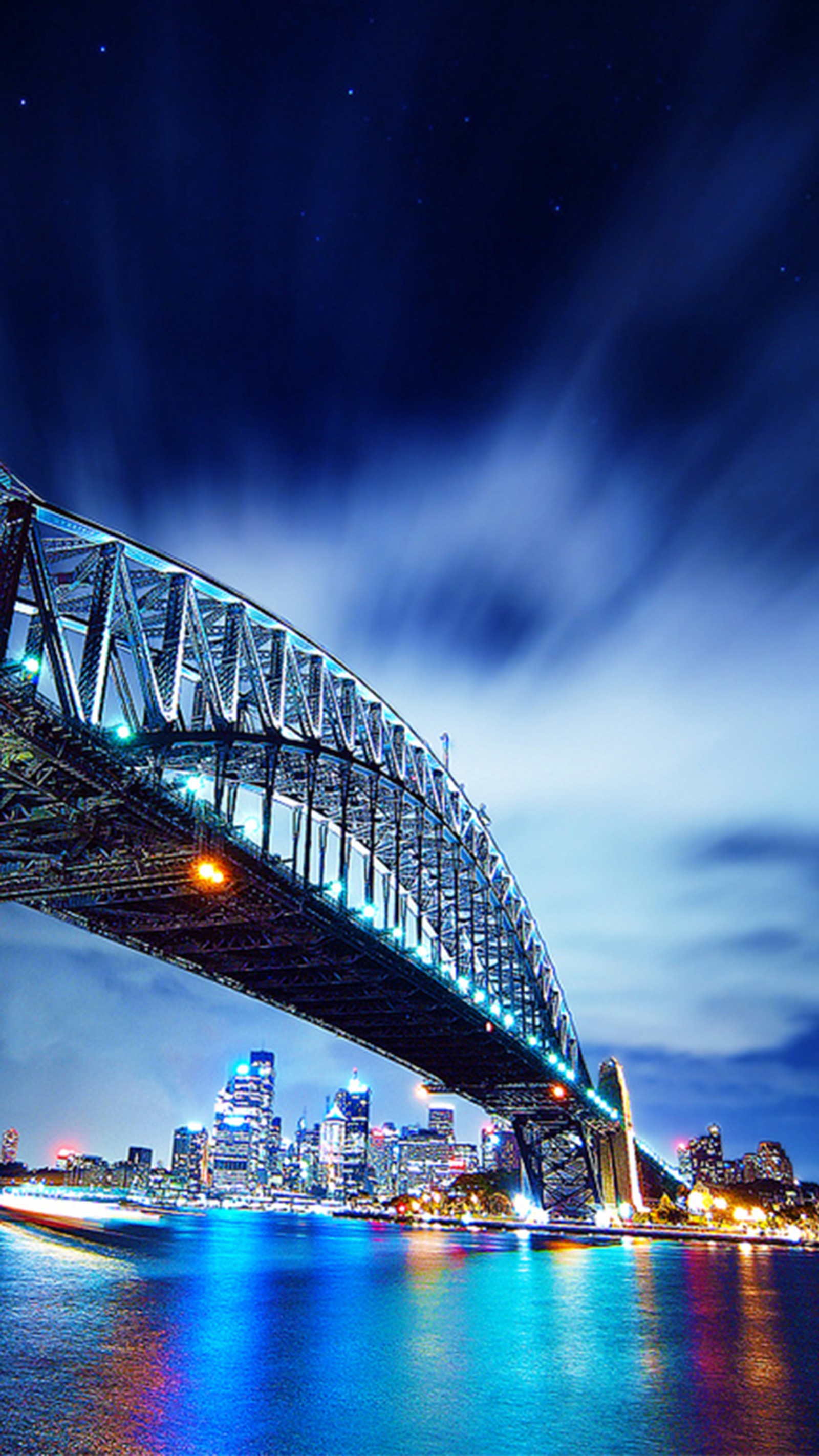 Uma vista de uma ponte sobre um corpo d'água à noite (austrália, ponte)