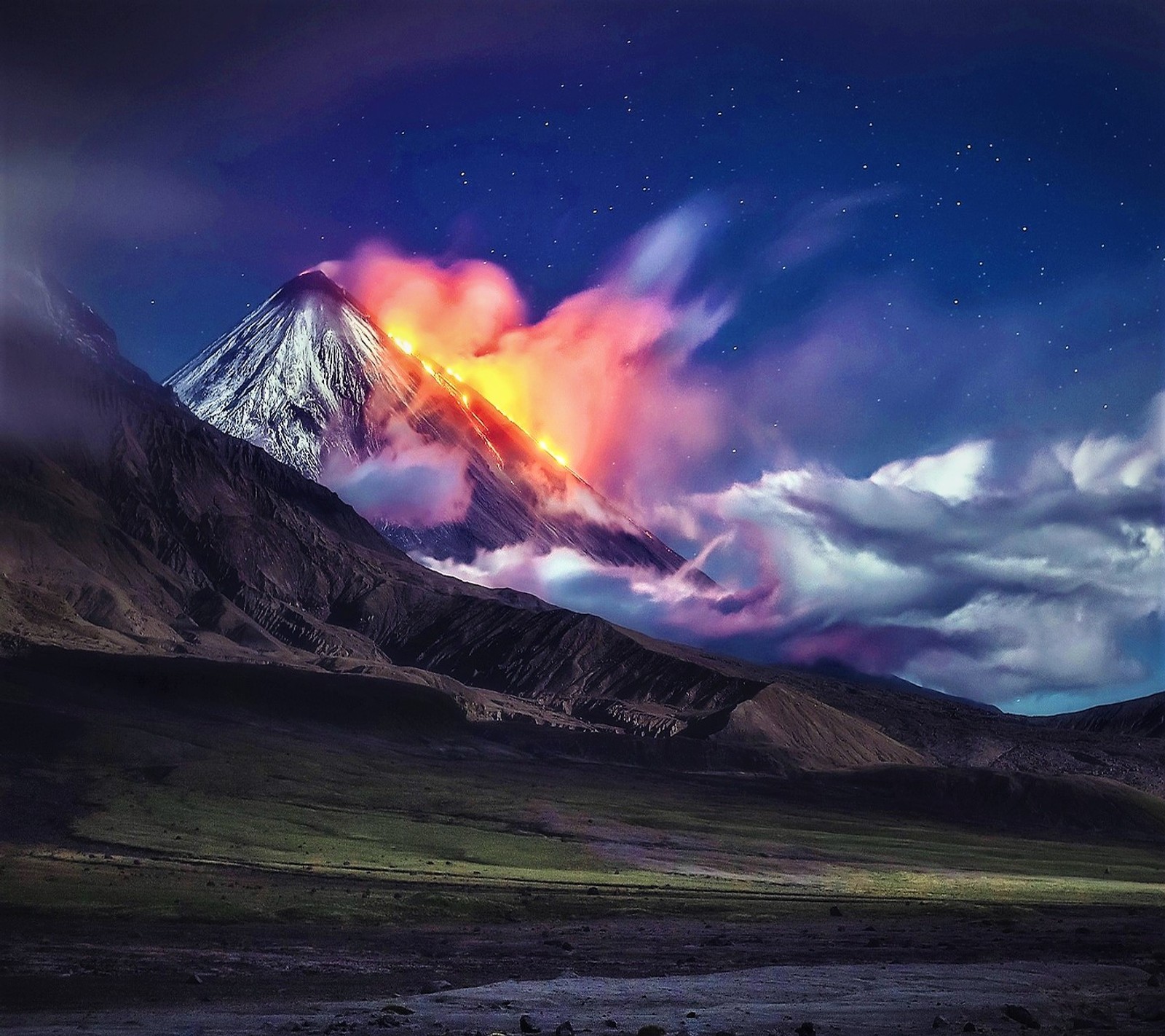 Une montagne avec un nuage de lave et une lueur orange éclatante (abej, beograd, kamchatka, russie, russia)