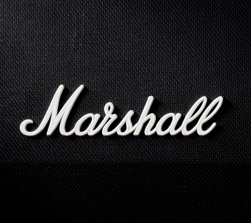 Крупный план логотипа marshall на черной ткани (амп, amp, усилитель, чёрный, бренд)