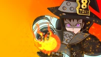 Maki Oze de Fire Force lançant une attaque enflammée contre un fond orange vibrant.