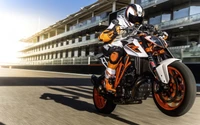 KTM 990 Super Duke: Intérprete de acrobacias en acción en la pista