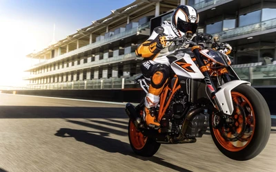 KTM 990 Super Duke: Исполнитель трюков в действии на треке