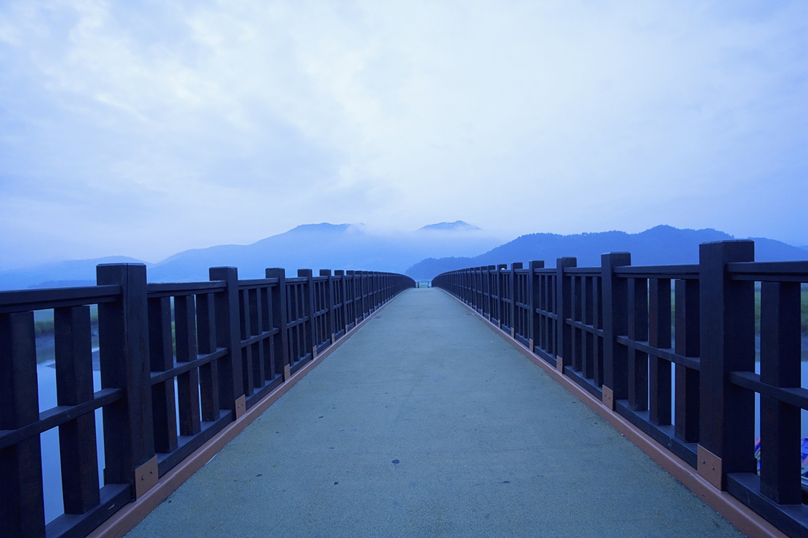 Uma ponte arafed com vista para montanhas e um corpo d'água (pintura de paisagem, paisagem, ponte, azul, água)