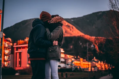 Abrazo romántico al amanecer en un pueblo de montaña