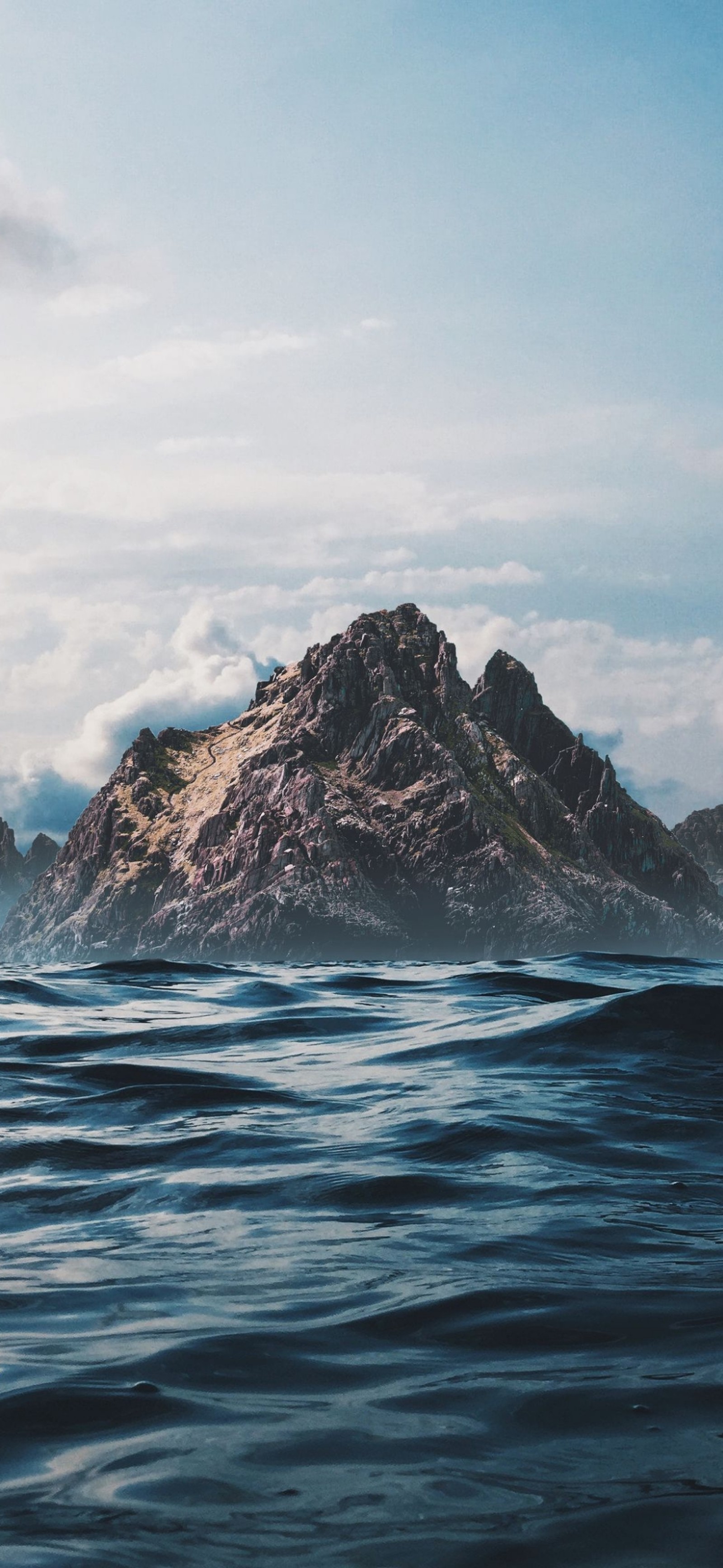 Il y a une petite île au milieu de l'océan (mer, nuage, eau, montagne, hauts plateaux)